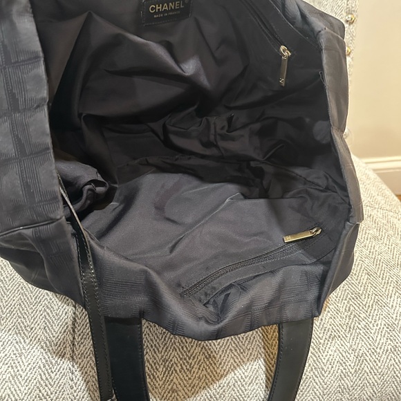 CHANEL Elegant Black Tote Bag - Picture 13 of 15